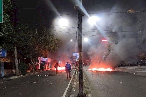 Kerusuhan di Dago Bandung, Polisi Tembakkan Gas Air Mata