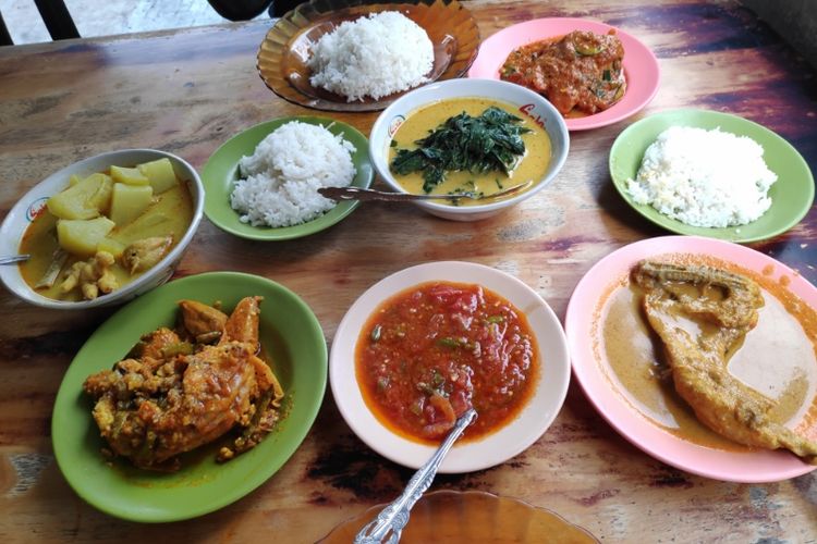 Makanan khas Karo dan Melayu di Rumah Makan Islam Marikena, Medan.