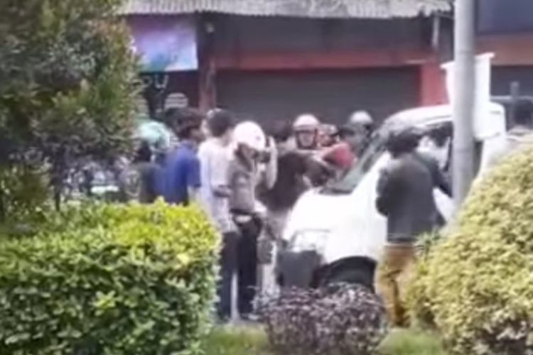 Tangkapan video di media sosial instagram saat pengemudi mobil pickup tertangkap usai melarikan diri setelah terlibat laka lantas dengan pengemudi sepeda motor di simpang empat UPN. Peristiwa laka lantas ini tidak sampai menimbulkan korban jiwa.