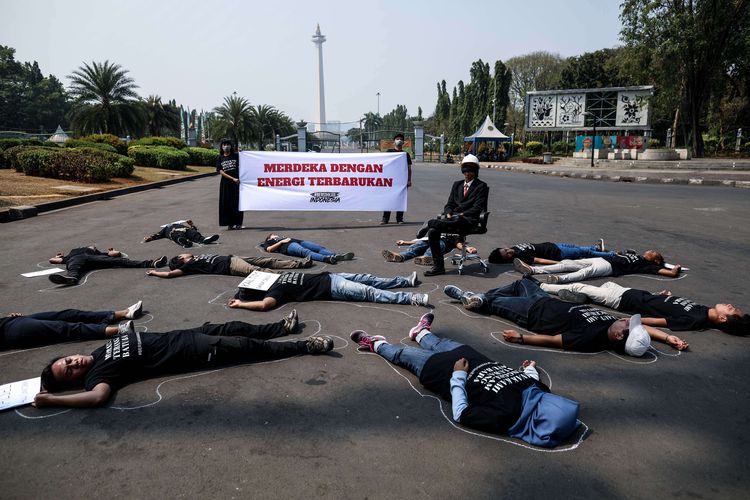 Masyarakat dari sejumlah daerah di Indonesia yang tergabung dalam gerakan #BersihkanIndonesia merayakan Hari Kemerdekaan dengan aksi teatrikal berbaring bersama di seberang Istana Merdeka, Jakarta Pusat, Senin (19/8/2019). Gerakan #BersihkanIndonesia menyerukan kebebasan hakiki dari kerusakan lingkungan dengan meninggalkan sumber energi fosil dan batu bara kotor serta beralih ke energi bersih terbarukan.