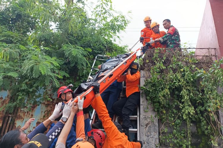 M. Asyadi (59), seorang petugas Telkom tewas tersengat listrik tegangan tinggi saat hendak memasang jaringan internet di Gebang Anom Raya Genuk, Kota Semarang, Jateng.