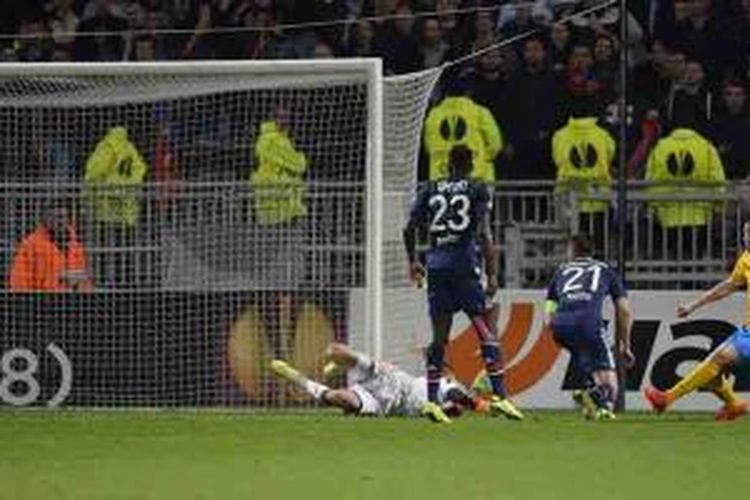 Bek Juventus Leonardo Bonucci (kanan) mencetak gol ke gawang Lyon dalam laga leg pertama perempat final Piala Europa, Kamis (3/4/2014) di Gerland Stadium.