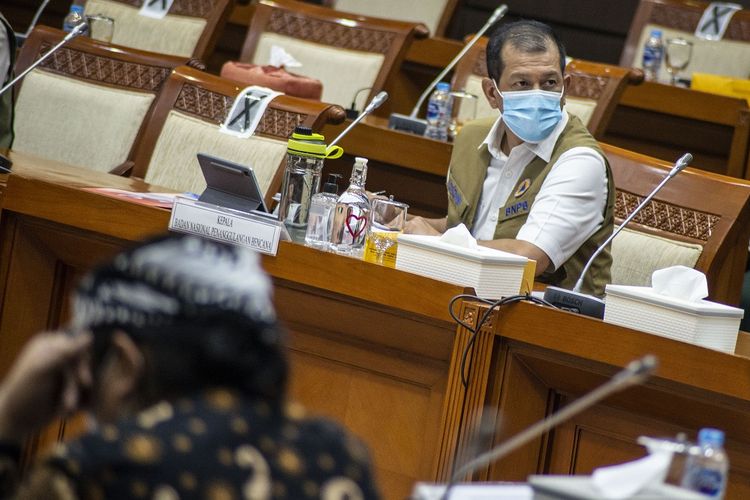 Kepala BNPB selaku Ketua Gugus Tugas Nasional Percepatan Penanganan COVID-19 Doni Monardo mengikuti rapat kerja dengan Komisi VIII DPR di Kompleks Parlemen, Senayan, Jakarta, Senin (13/7/2020). Rapat kerja tersebut membahas evaluasi kinerja dan anggaran program penangulangan COVID-19. ANTARA FOTO/Aprillio Akbar/wsj.
