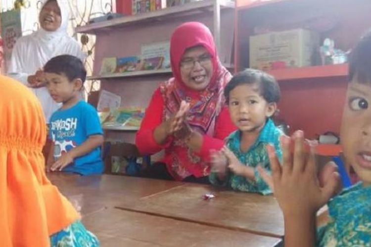 Kegiatan yang ada di Pos Paud Desa Pandes. Tempat ini menjadi satu dengan balai desa dan Baby Cafe, yang tujuannya membuat tumbuh kembang bayi menjadi terhindar dari stunting. Selasa (16/2/2016). 