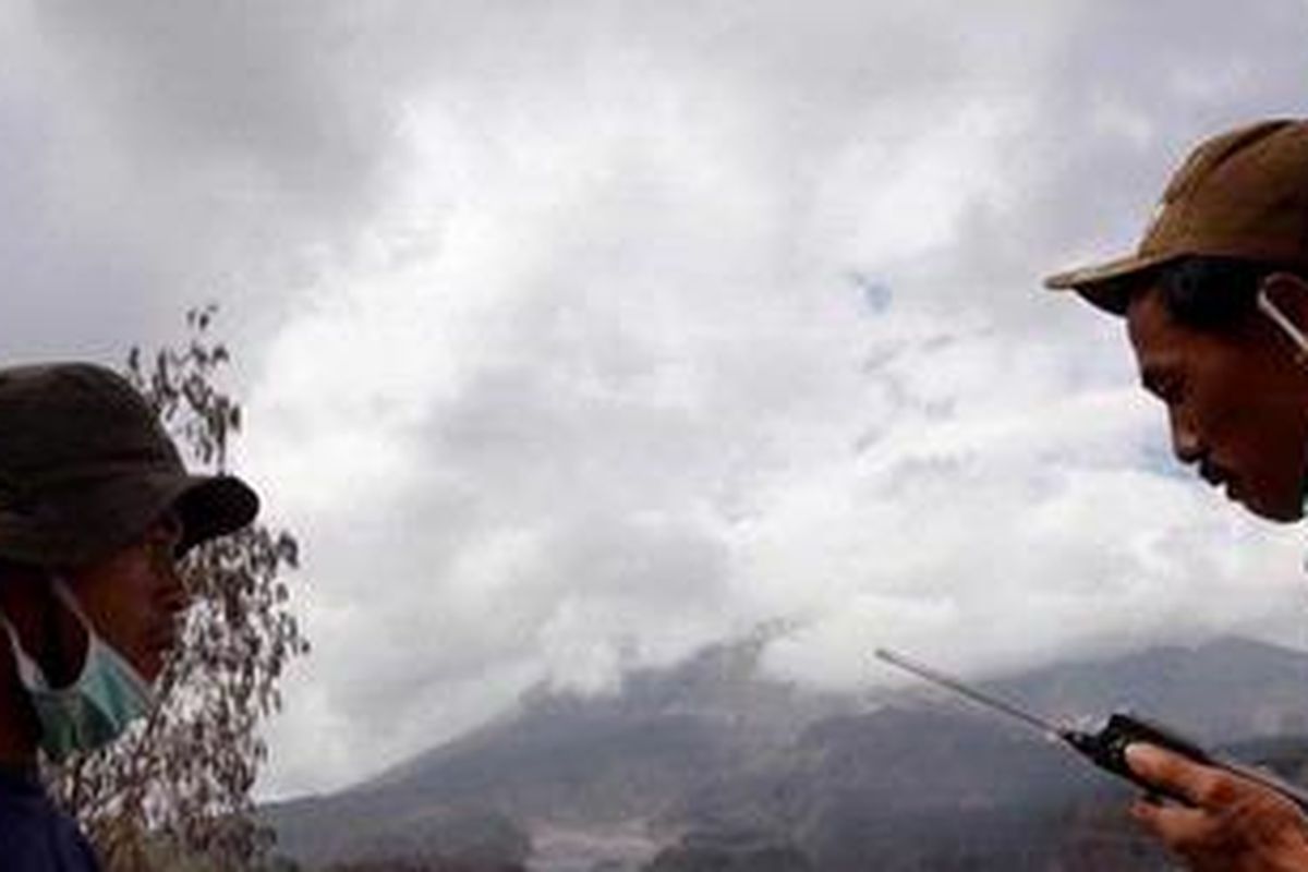 Warga memantau aktivitas Gunung Merapi dari Dusun Jambu, Kepuh Harjo, Cangkringan, Sleman, DI Yogyakarta, Senin (1/11/2010). Aktivitas Gunung Merapi yang terus meningkat dengan tanda-tanda mengeluarkan awan panas dan guguran lava sehingga masih membahayakan dan tetap pada status Awas. 