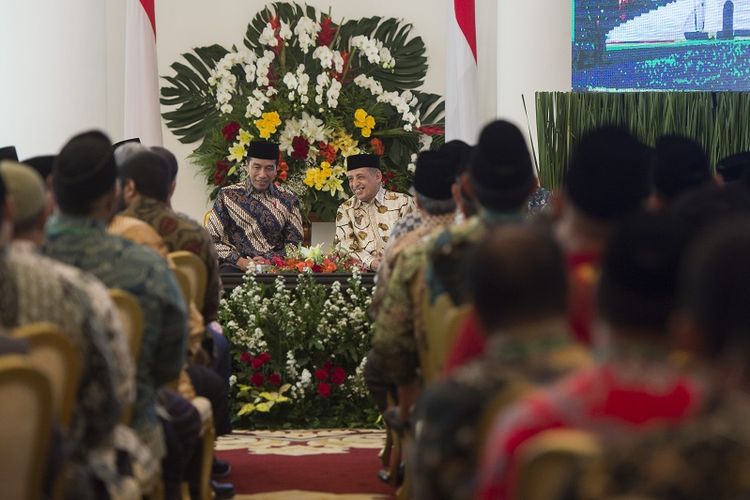 Presiden Joko Widodo (kiri) berbincang dengan Ketua Umum Al-Irsyad Al-Islamiyyah Abdullah Djaidi (kanan) dalam pertemuan dengan Pengurus Al-Irsyad Al-Islamiyyah di Istana Bogor, Jawa Barat, Kamis (16/11). Dalam sambutannya presiden menyampaikan pentingnya pendidikan karakter untuk anak bangsa. ANTARA FOTO/Rosa Panggabean/aww/17. 