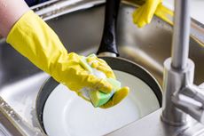 5 Alasan Sebaiknya Tidak Lagi Mencuci Piring dengan Tangan
