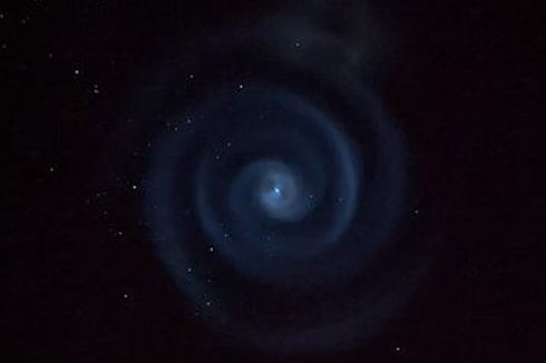 Misteri Cahaya Biru Spiral di Langit Malam Selandia Baru yang Buat Pengamat Bintang Agak Panik
