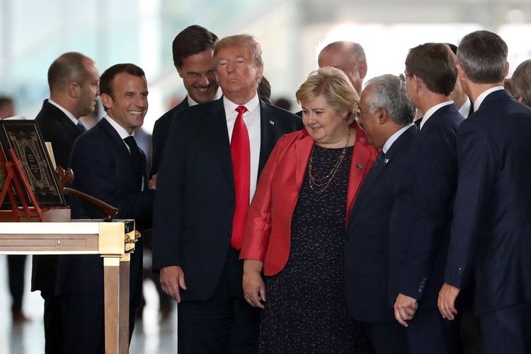 Suasana pertemuan para pemimpin anggota Pakta Pertahanan Atlantik Utara (NATO). Antara lain Presiden Perancis Emmanuel Macron (dua dari kiri), Perdana Menteri Belanda Mark Rutte (tiga dari kiri), Presiden Amerika Serikat Donald Trump (empat dari kiri), dan Perdana Menteri Norwegia Erna Solberg (empat dari kanan) di Brussels, Belgia (11/7/2018).