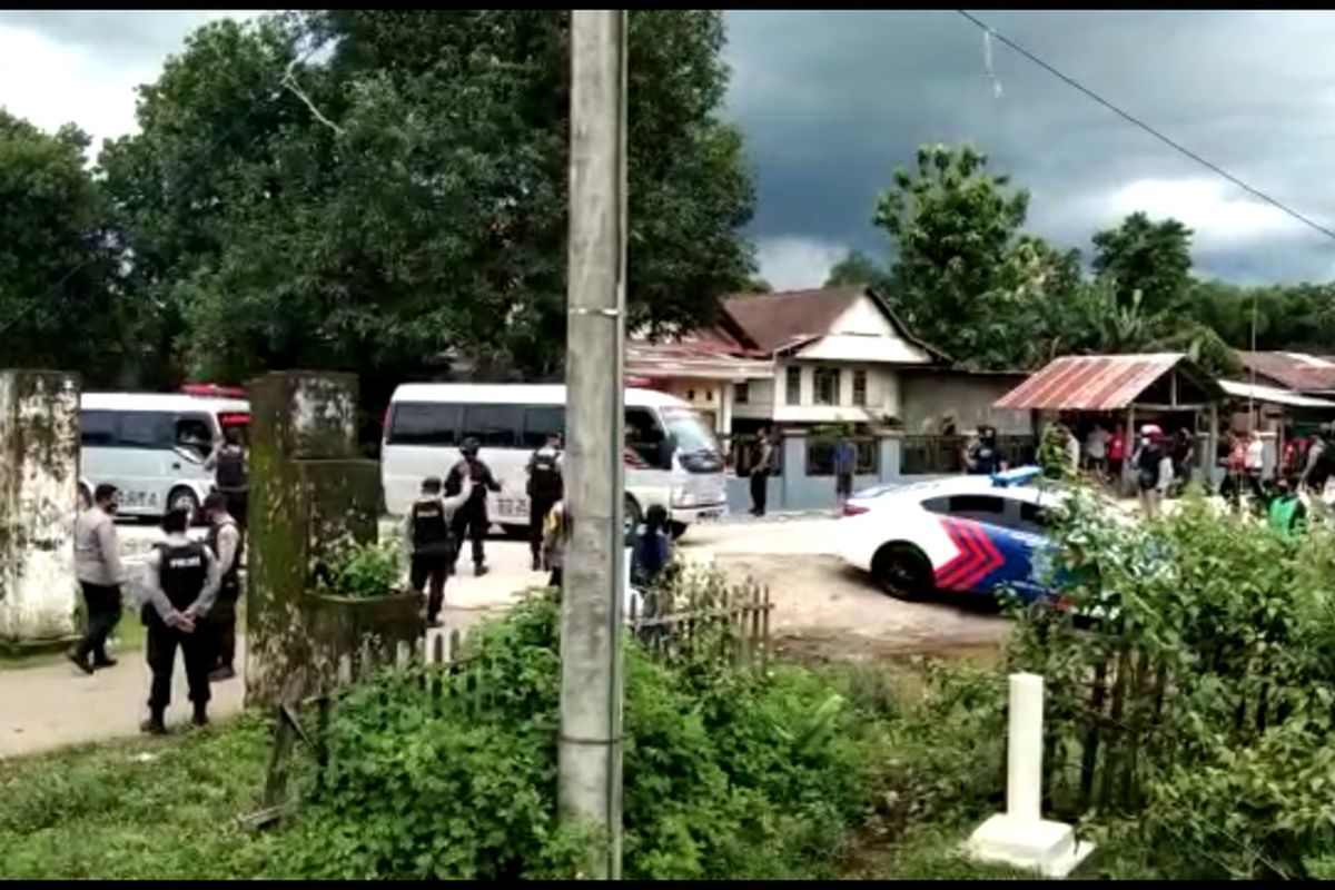 Dua mobil ambulance yang membawa jenazah dua terduga teroris yang tewas tertembak oleh Densus 88 Anti Teror tiba di Desa Paccellekang, Kecamatan Pattalassang, Kabupaten Gowa, Sulawesi Selatan dengan pengawalan aparat kepolisian. Kamis, (7/1/2021).