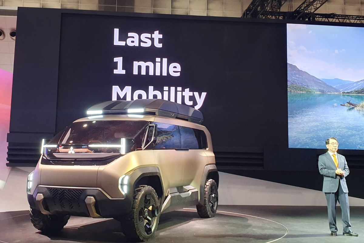 Takao Kato, President and Chief Executive Officer, Mitsubishi Motors, saat memperkenalkan Mitsubishi D:X Concept di Japan Mobility Show 2023
