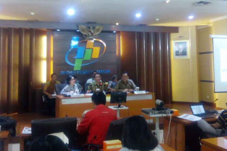 Kepala BPS Suhariyanto (tengah) dalam jumpa pers di kantornya, Jakarta Pusat, Jumat (1/2/2019).