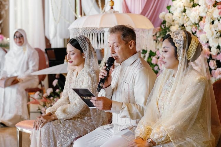 Jennifer Coppen tampil anggun dalam acara pengajian jelang pernikahan. Intip detail busana, makeup, hingga gaya elegannya.