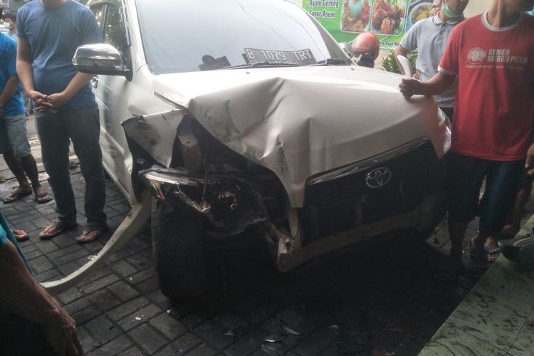 Sebuah mobil bernomor polisi B 1079 TRT menabrak sebuah warung makan di Jalan Delima Raya, Duren Sawit, Jakarta Timur pada Rabu (23/3/2022), sekitar pukul 16.30 WIB.