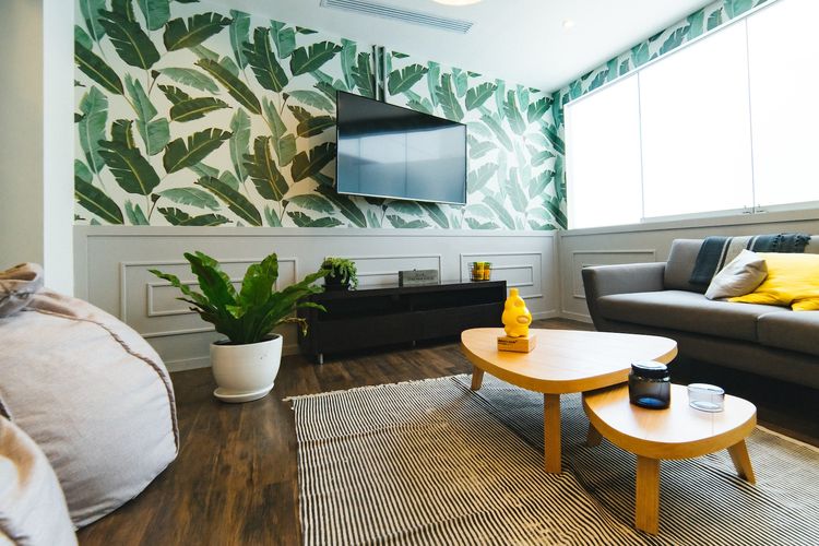 Ilustrasi rumah dengan wallpaper bermotif tropis.