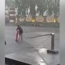 Viral Polisi Surabaya Selamatkan Bendera Merah Putih Saat Hujan Lebat