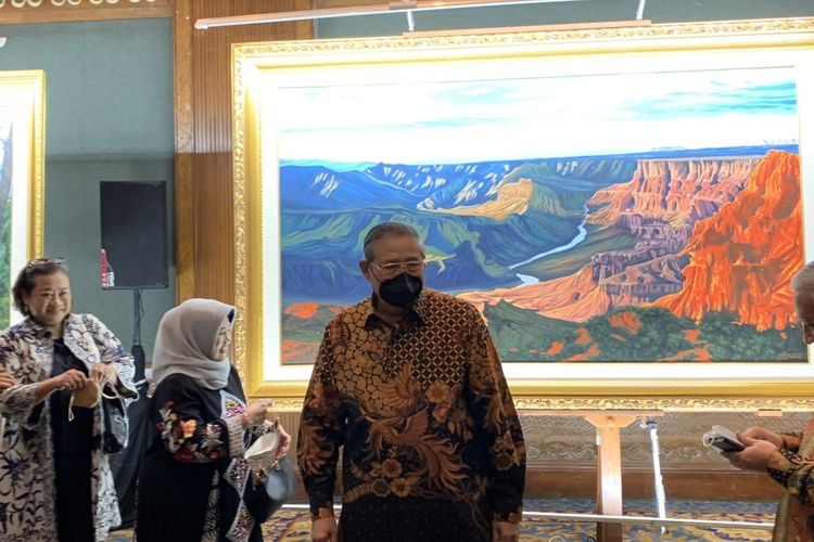 Presiden keenam Republik Indonesia, Susilo Bambang Yudhoyono (SBY) saat memamerkan lukisannya di acara Mengenang Almarhumah Ani Yudhoyono di Jakarta, Minggu (19/6/2022).