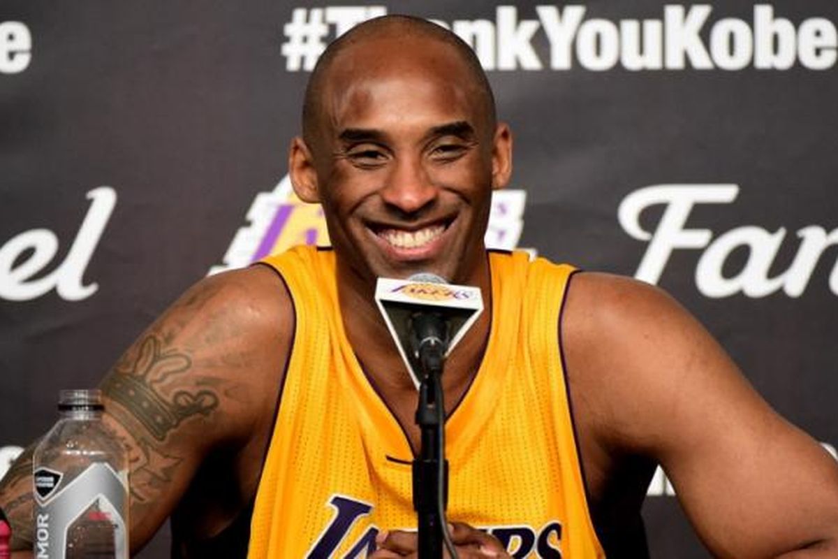 Pebasket Los Angeles Lakers, Kobe Bryant, saat menghadiri sesi konferensi pers pasca pertandingan melawan Utah Jazz di Staples Center, Los Angeles, California, Rabu (13/4/2016) malam waktu setempat atau Kamis WIB.