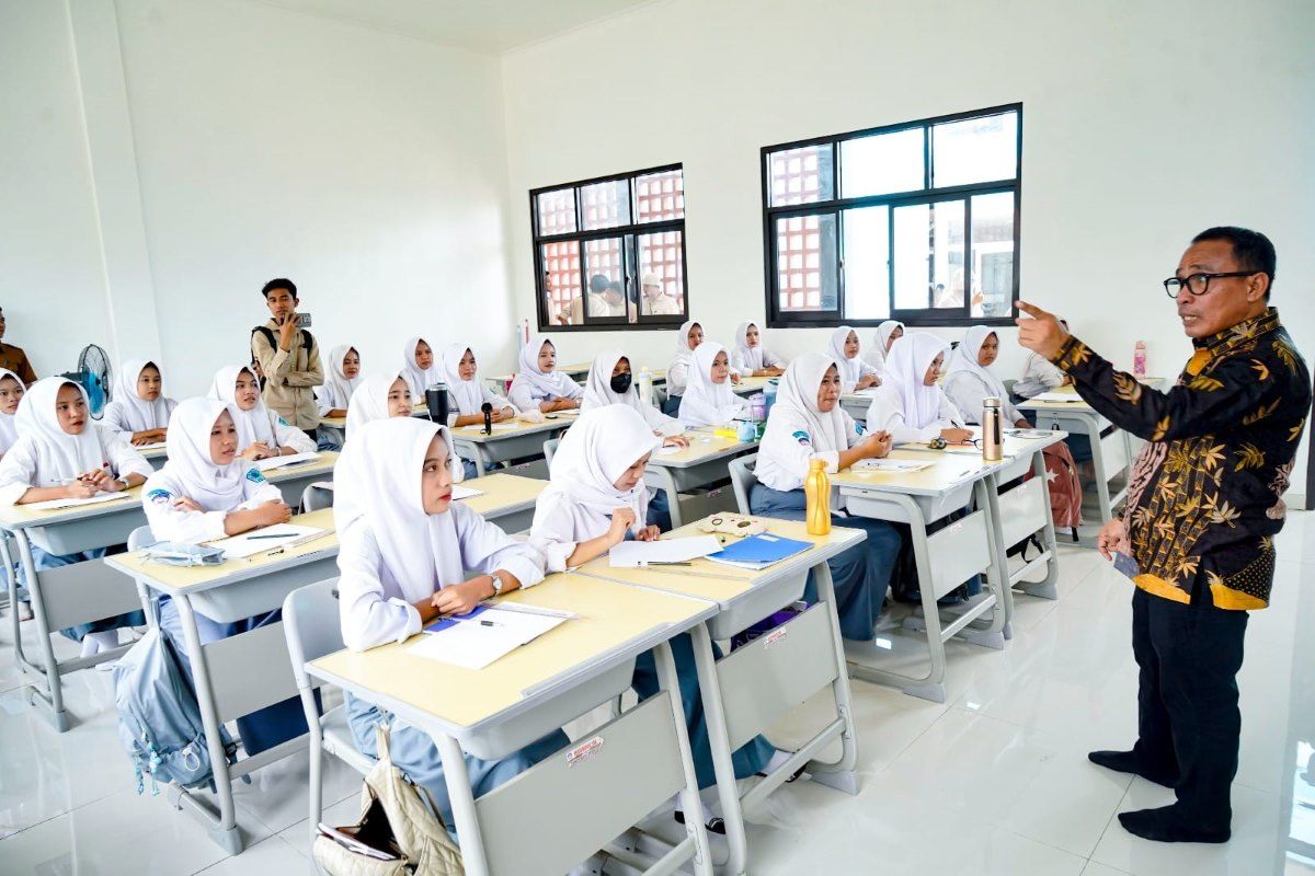 Purwanto mengunjungi salah satu kelas di SMKN 1 Setu, Kabupaten Bekasi, Jawa Barat, yang menjadi lokasi penandatanganan kerja sama.