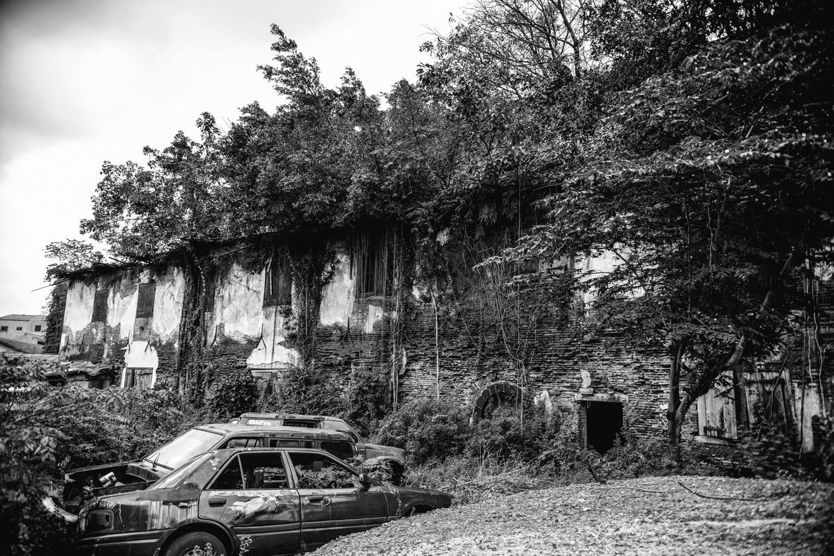 Sejumlah mobil rusak yang ada di kawasan Kastel Batavia yang berada di kawasan Kampung Tongkol, Jakarta Utara, Sabtu (28/1/2023). Kastel Batavia menjadi salah satu bagian dari sejarah berdirinya Indonesia. Kastel yang dibuat pada sekitar abad ke-17 itu kondisinya kini sangat memprihatinkan. Bangunan yang masih berdiri tersebut  dulunya sebagai penyimpanan berbagai rempah-rempah.