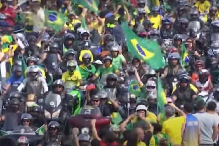 Ribuan orang dalam demo menolak lockdown Covid-19 yang dilakukan pemerintah daerah, dipimpin Presiden Brasil Jair Bolsonaro pada Minggu (23/5/2021) di jalanan Rio de Janeiro. [SS/YOUTUBE/AL JAZEERA ENGLISH]