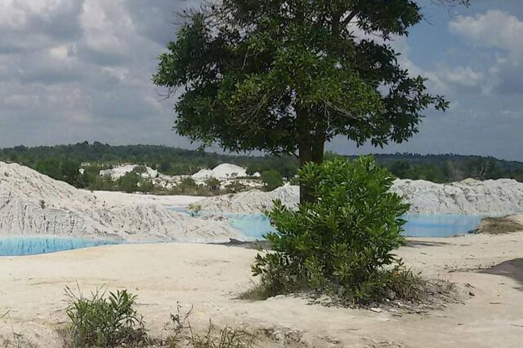 Danau Kaolin terletak di Bangka Tegah, Provinsi Bangka Belitung. Danau ini memiliki keunikan warna air biru tosca dengan gundukan pasir putih.