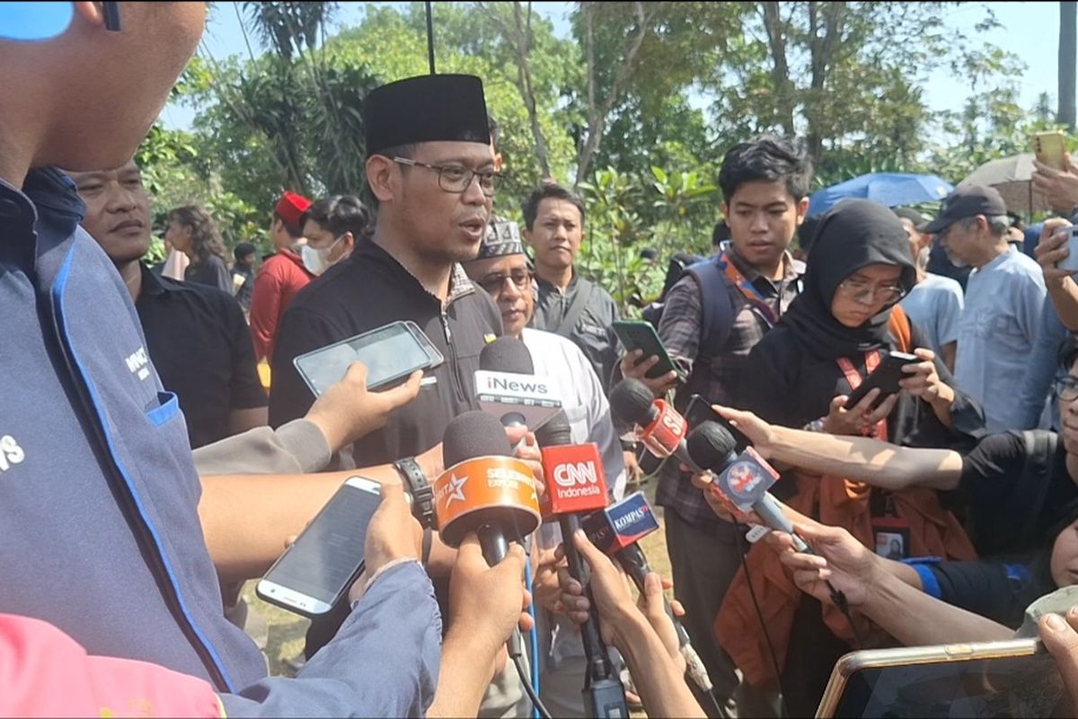 Wakil wali kota Depok, Imam Budi Hartono di TPU Parung Bingung, Minggu (12/5/2024)