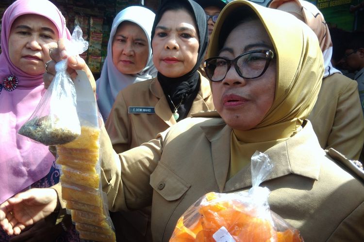 Bupati Gunungkidul Badingah menunjukkan Makanan yang Mengandung Bahan Berbahaya yang ditemukan BPOM DIY di Pasar Argosari, Wonosari Senin (15/4/2019)