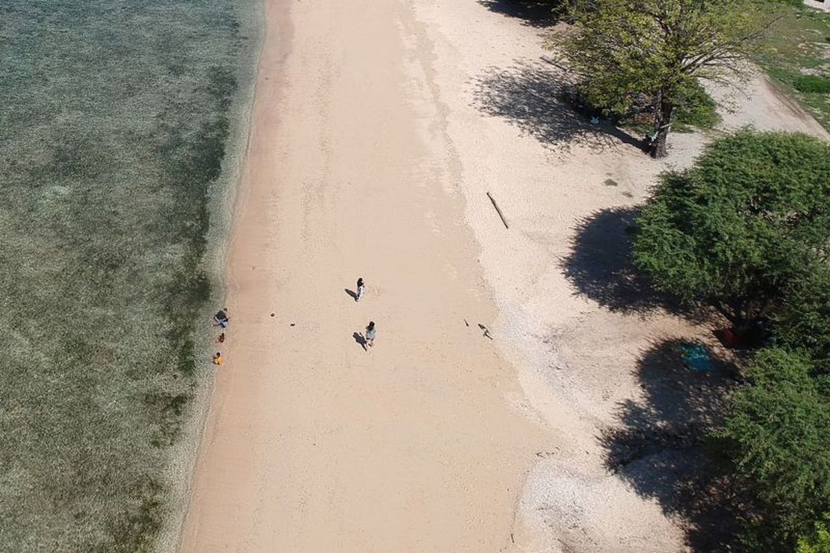 Foto aerial pengunjung di objek wisata Pantai Kurenai di Kabila Bone, Kabupaten Bone Bolango, Gorontalo. 