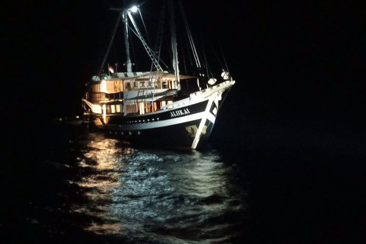 Suasana evakuasi kapal pengangkut wisatawan dari Bali hendak menuju NTT alami gangguan mesin di perairan Lombok 