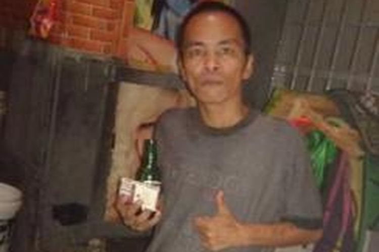 Seorang napi terlihat menggenggam sebuah botol dalam pesta minuman keras di dalam Lapas Curup, Bengkulu. Selain pesta miras mereka mengabadikan aksi itu dan mengunggahnya ke Facebook.