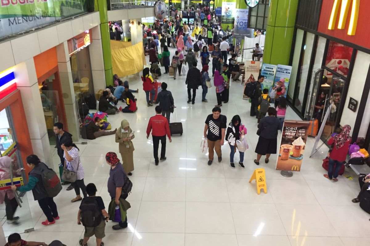 Suasana di Stasiun Gambir pada musim mudik lebaran, Selasa (20/6/2017). Stasiun Gambir merupakan satu dari dua stasiun pemberangkatan kereta jarak jauh dari Jakarta.