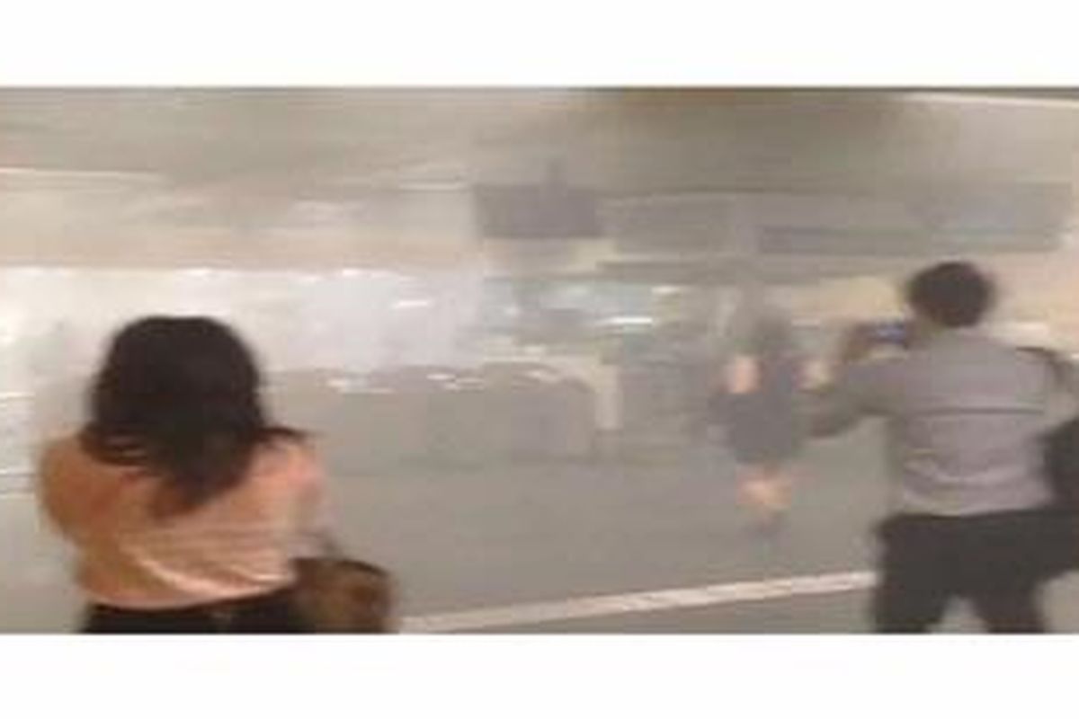 Asap mengepul di stasiun MRT Newton