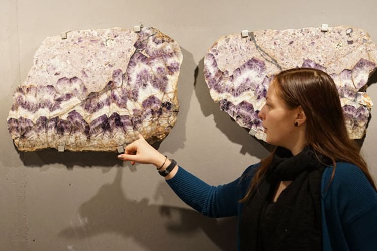 Amethyst Welt Maissau di distrik Hollabrunn, Austria merupakan sebuah ruangan bawah tanah yang memamerkan dinding amethyst sepanjang 40 meter yang berusia 380 juta tahun.