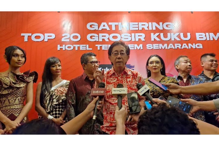 Direktur Utama Sido Muncul Irwan Hidayat memberikan keterangan kepada rekan-rekan media dalam acara HUT ke-20 Kuku Bima di Hotel Tentrem, Kota Semarang, Jawa Tengah, Kamis (25/4/2024)
