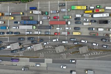 Antrean Kendaraan di Gerbang Tol Cikupa