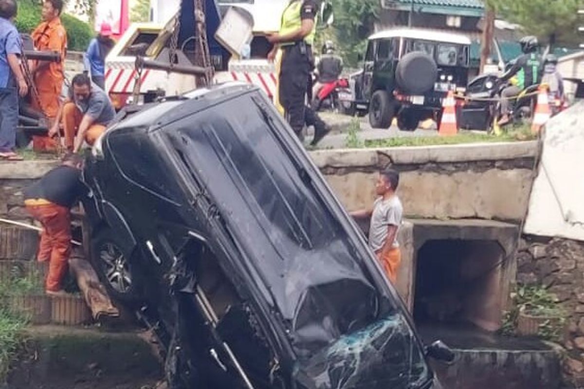 Sebuah mobil fortuner dengan nomor polisi B 1079 TRA mengalami kecelakaan di dekat Taman Menteng Jalan Bintaro Sektro 7, Pondok Aren, Tangerang Selatan, Selasa (17/12/2019) pagi. Mobil yang membawa tiga orang itu menabrak tiang pembatas jembatan dan tercebur ke selokan