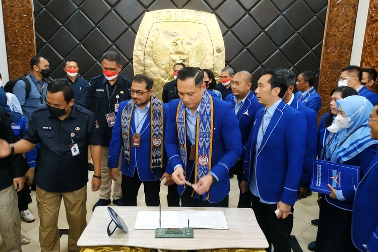 Ketua Umum Partai Demokrat Agus Harimurti Yudhoyono (AHY, tengah) saat mendaftarkan partainya, Partai Demokrat, sebagai calon peserta Pemilu 2024 ke KPU RI, Jumat (5/8/2022).