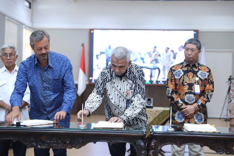 Penandatanganan Kontrak Kerja Sama (KKS) Pertamina dengan Eni Peri Mahakam Ltd, dan PT Pertamina East Natuna, di Kementerian ESDM, Selasa (30/5/2023).
