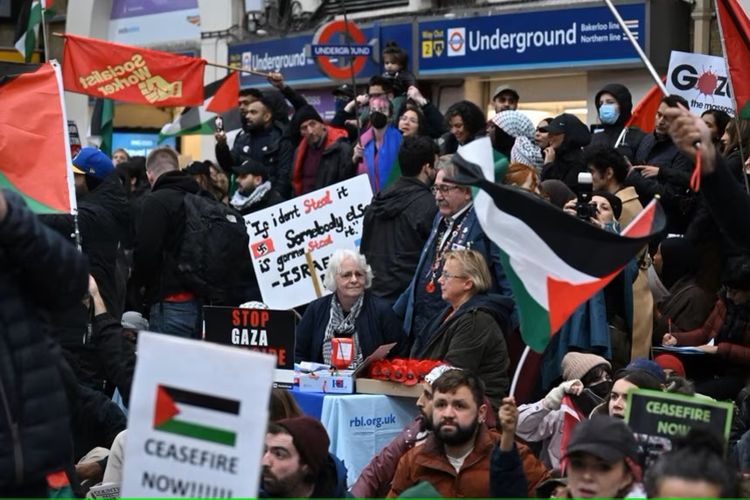 Ribuan demonstran di London melakukan unjuk rasa London Rally For Palestine di pusat kota London untuk menyerukan gencatan senjata dalam konflik Israel-Hamas (4/11/2023). 