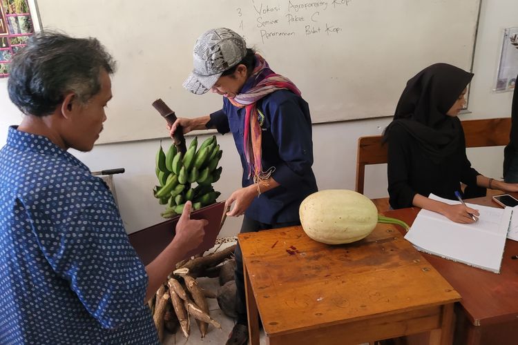 Wali murid menyerahkan setandan pisang untuk mendaftar di MTs Pakis Dusun Pesawahan, Desa Gununglurah, Kecamatan Cilongok, Kabupaten Banyumas, Jawa Tengah, Rabu (12/7/2023).