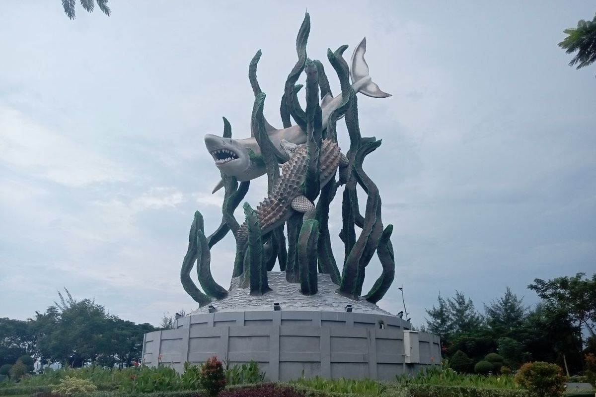 Ikon Kota Surabaya di Taman Suroboyo. Simak ragam oleh-oleh khas Surabaya yang bisa dibawa pulang.