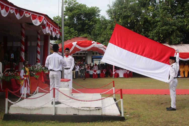 Upacara peringatan pengibaran bendera Merah Putih pertama di Maluku berlangsung di desa Hitu Mesing, kecamatan Leihitu, kabupaten Maluku Tengah, Selasa (27/12/2022)