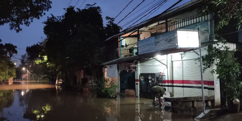 Banjir masih menggenang wilayah Kebon Jeruk, Jakarta Barat pada Rabu (1/1/2020) malam.