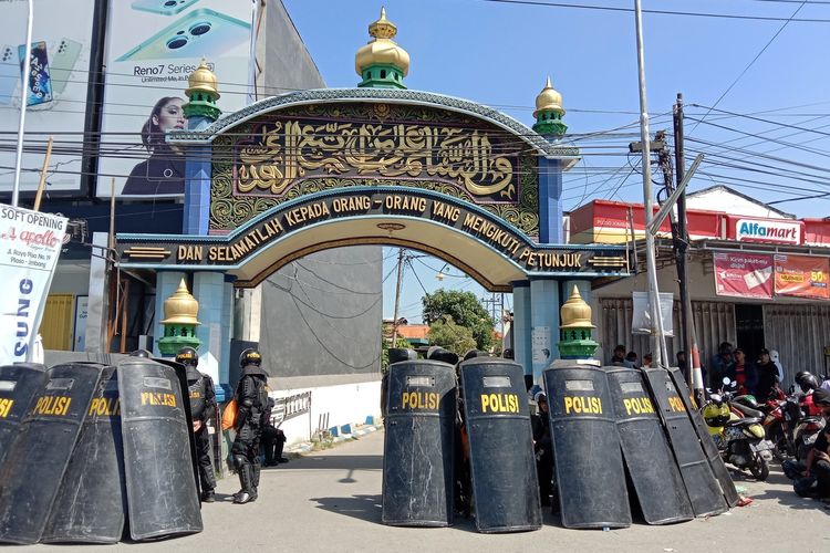 Petugas gabungan dari Polda Jatim dan Polres Jombang melakukan upaya jemput paksa terhadap MSA, tersangka kasus pencabulan. DPO polisi itu diduga bersembunyi di dalam pesantren yang dipimpin ayahnya.