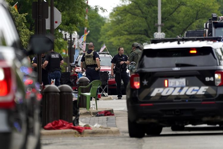 Polisi melakukan pemeriksaan di Highland Park, pinggiran Chicago, lokasi terjadinya penembakan parade 4 Juli saat Hari Kemerdekaan Amerika Serikat pada Senin (4/7/2022).
