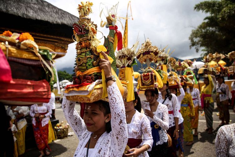 Prosesi upacara Melasti di Pura Ulun Danu Beratan di Desa Candikuning, Kabupaten Tabanan, Bali, Senin (4/3/2019). Upacara Melasti dilaksanakan dalam rangkaian perayaan Nyepi Tahun Baru Caka 1941 yang jatuh pada tanggal 7 maret 2019.