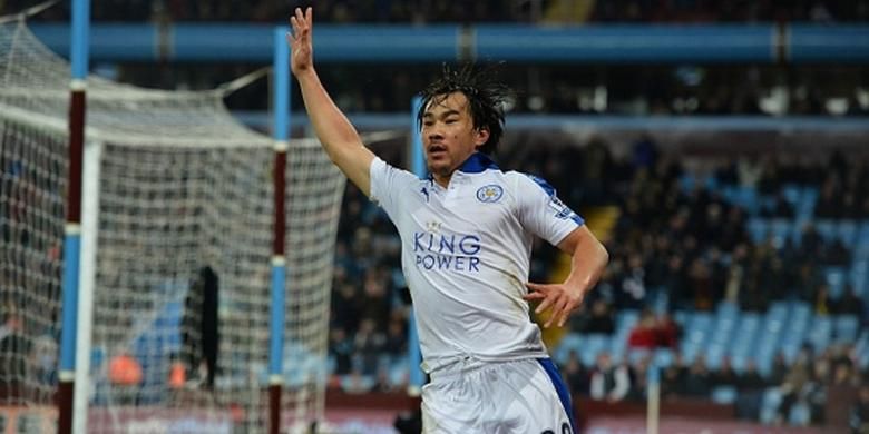 Shinji Okazaki merayakan gol Leicester City saat bermain imbang 1-1 di kandang Aston Villa, Sabtu (16/1/2016).