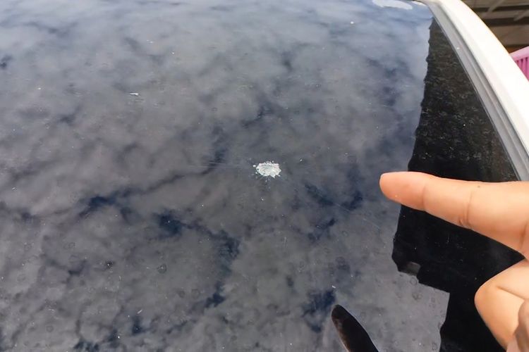 Mobil Wuling milik Ketua PDIP Parepare dengan nomor polisi DP 1382 LG mengalami bekas tembakan pada kaca bagian depan. 