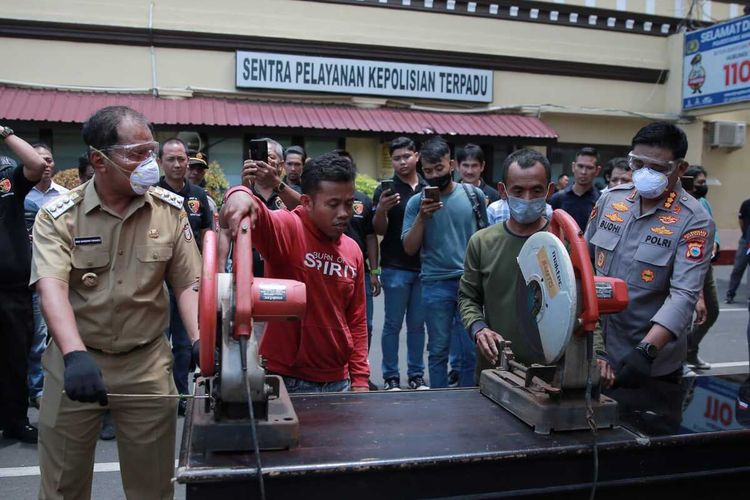 Kepala Polrestabes Makassar, Kombes Polisi Budhi Haryanto bersama Forum Koordinasi Pimpinan Daerah (Forkopimda) Makassar memusnahkan 940 anak panah atau busur hasil serahan Batalyon 120 (B120) di halaman markas Polrestabes Makassar, Selasa (13/9/2022).